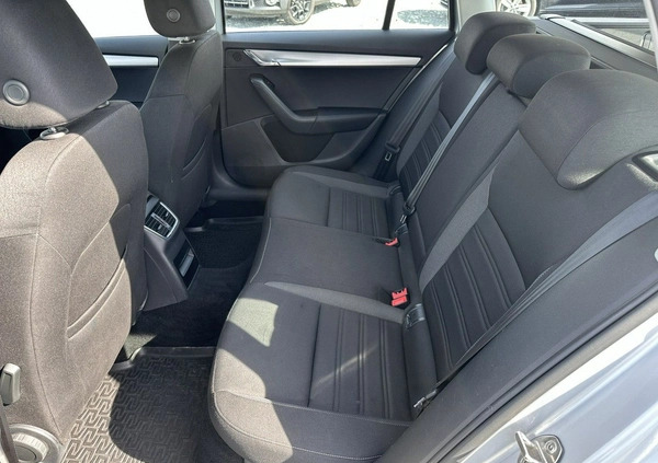 Skoda Octavia cena 54900 przebieg: 124700, rok produkcji 2018 z Wojkowice małe 232